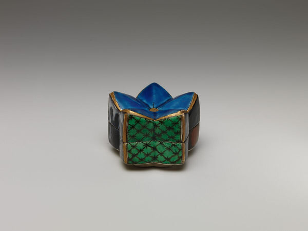 Plum-blossom-shaped Japanese kogo incense container in Kutani ware from the early nineteenth century, Metropolitan Museum of Art