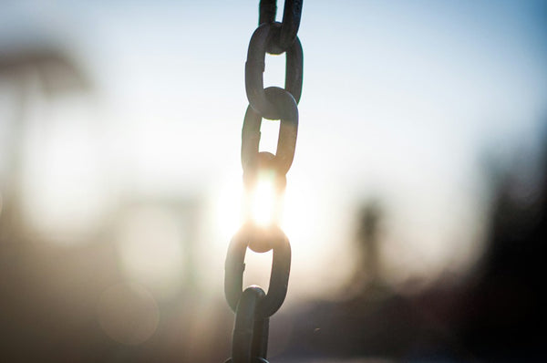 Metal chain used as a structural reference for suspension; not verified chanoyu tsurigama hardware