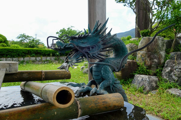 Japanese dragon sculpture used only as a visual reference to the Unryu motif; not an Unryu-gama