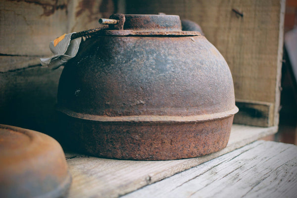 Aged iron kettle illustrating weathered iron material associated with late-season yatsure tea settings; not a verified yatsure or kirikake furo