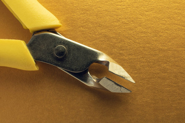 A hand-operated metal cutting tool with open jaws