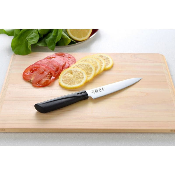 Serrated kitchen knife showing individual scallops along the edge