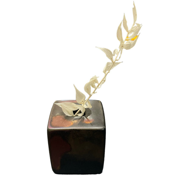 Ikebana vase lavet af støbt metal